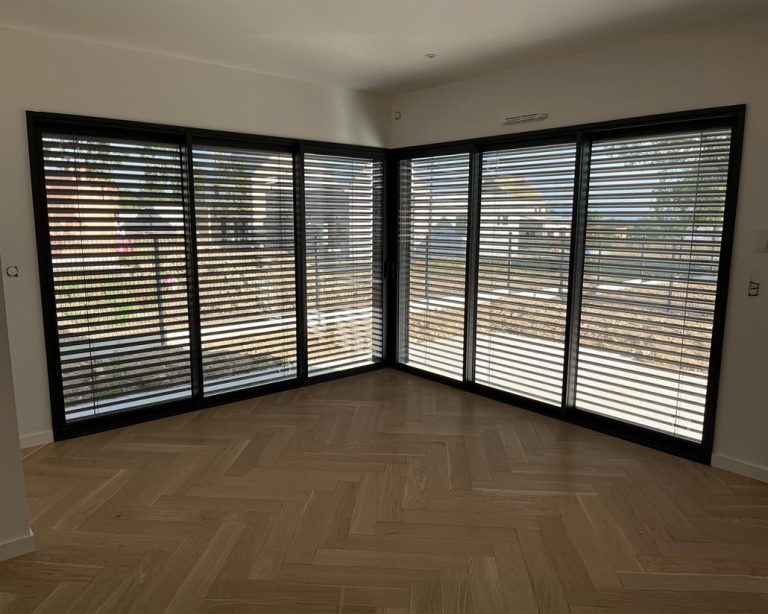 brise soleil orientable interieur sur mesure etienne menuiserie
