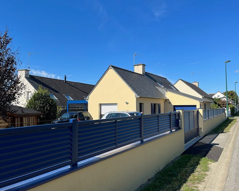 cloture aluminium bleue lames horizontales