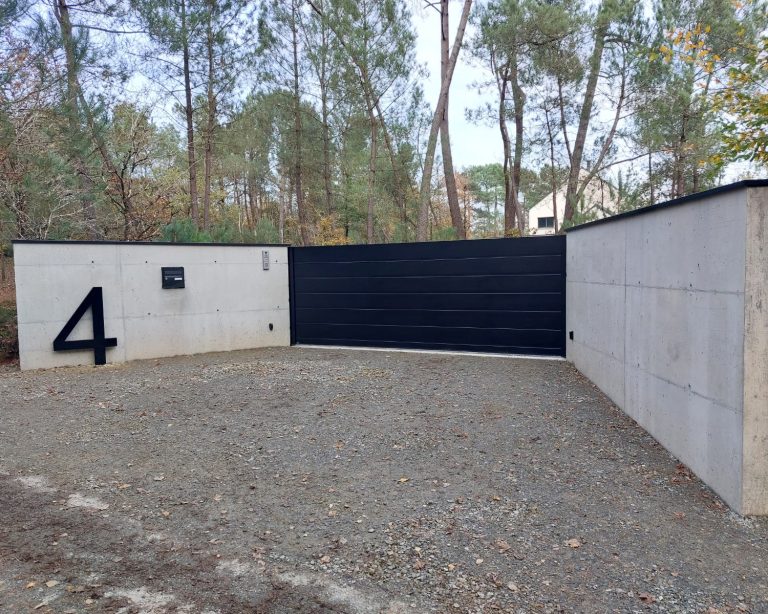 portail coulissant noir moderne mur beton design