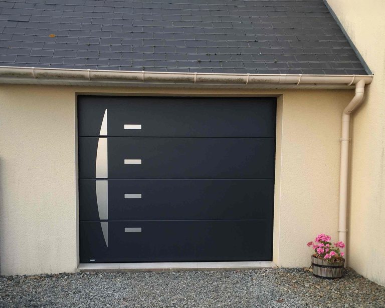 porte de garage sectionnelle design avec hublots verticaux