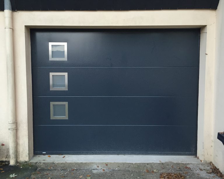 porte de garage sectionnelle noire avec hublots carres