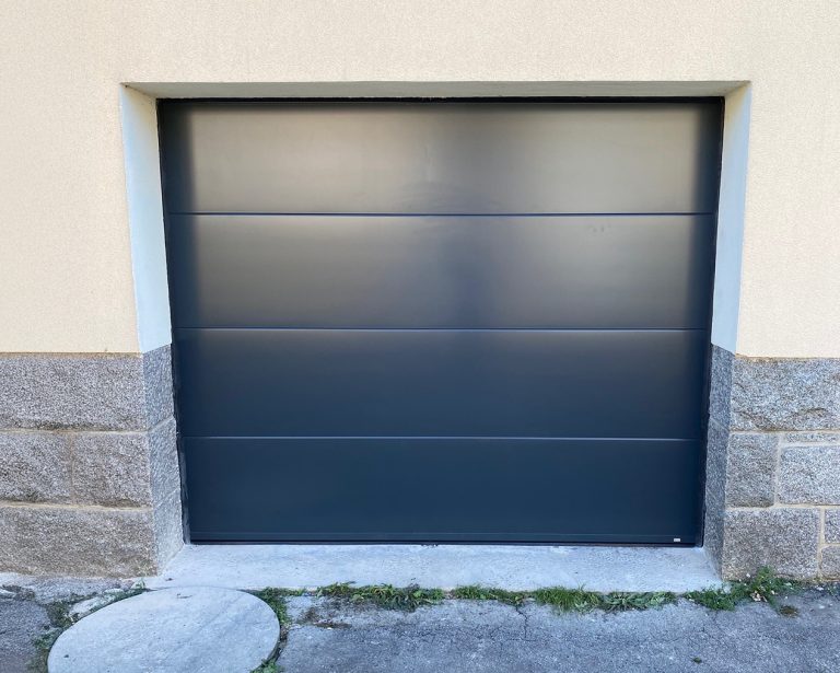 porte de garage sectionnelle standard noire