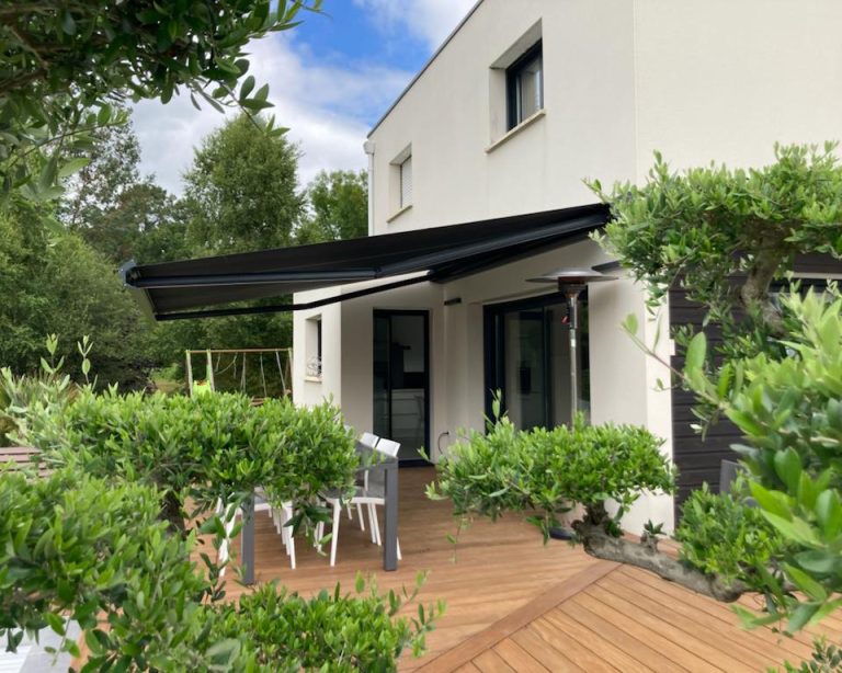 store banne coffre noir terrasse bois moderne