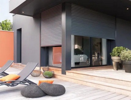 Volets roulants noirs Atlantem avec une bonne isolation phonique