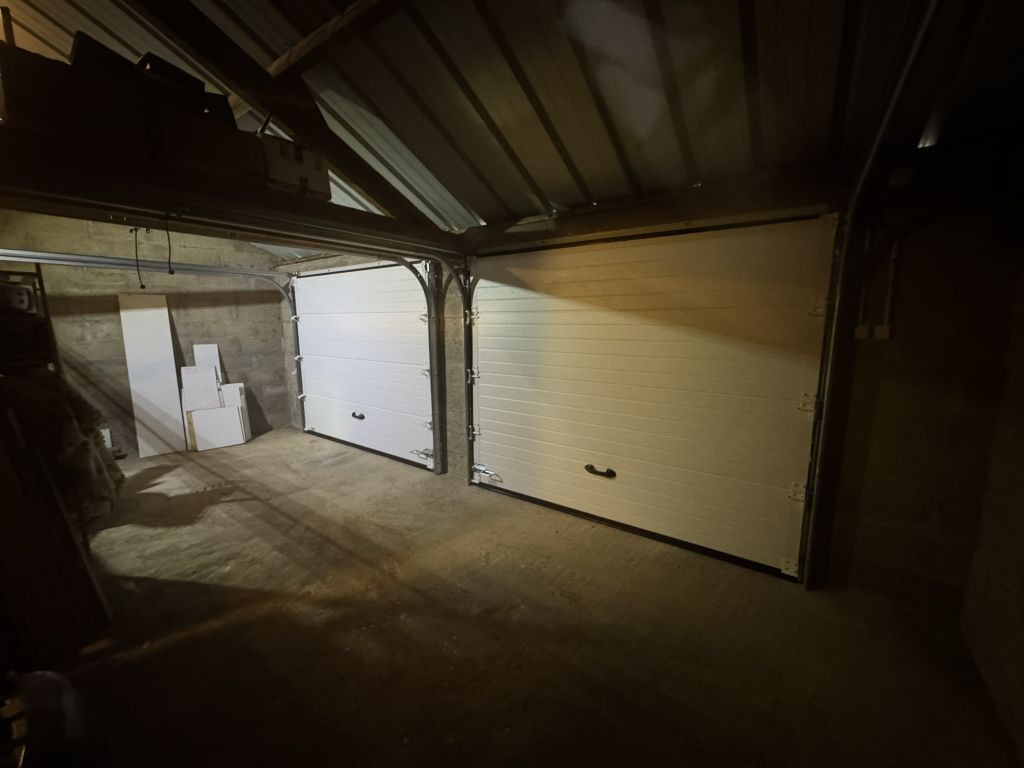 Deux portes de garage plafond avec système anti-relevage