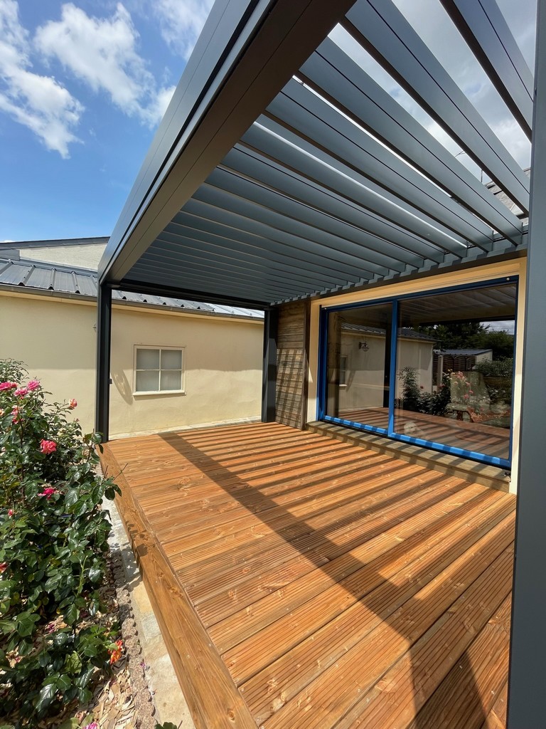 Terrasse en bois avec pergola bioclimatique à Rennes
