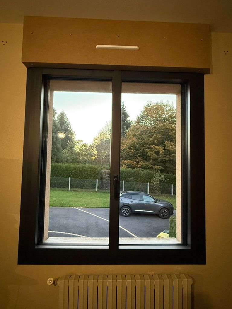 Bloc volet roulant motorisé en PVC peint en gris