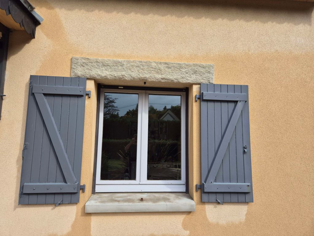 Vieille fenêtre en bois simple vitrage