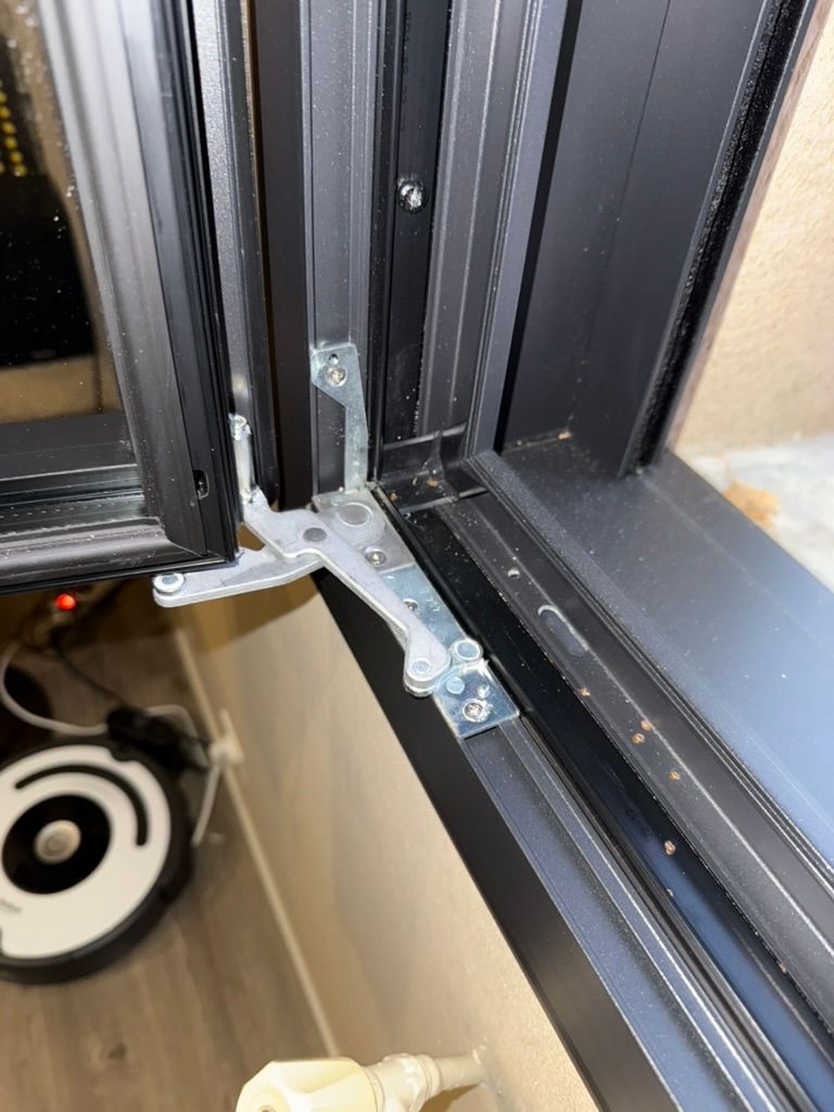 Paumelles de la fenêtre non visibles