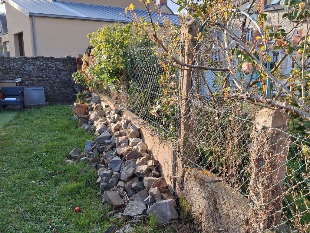 Ancienne clôture grillagée