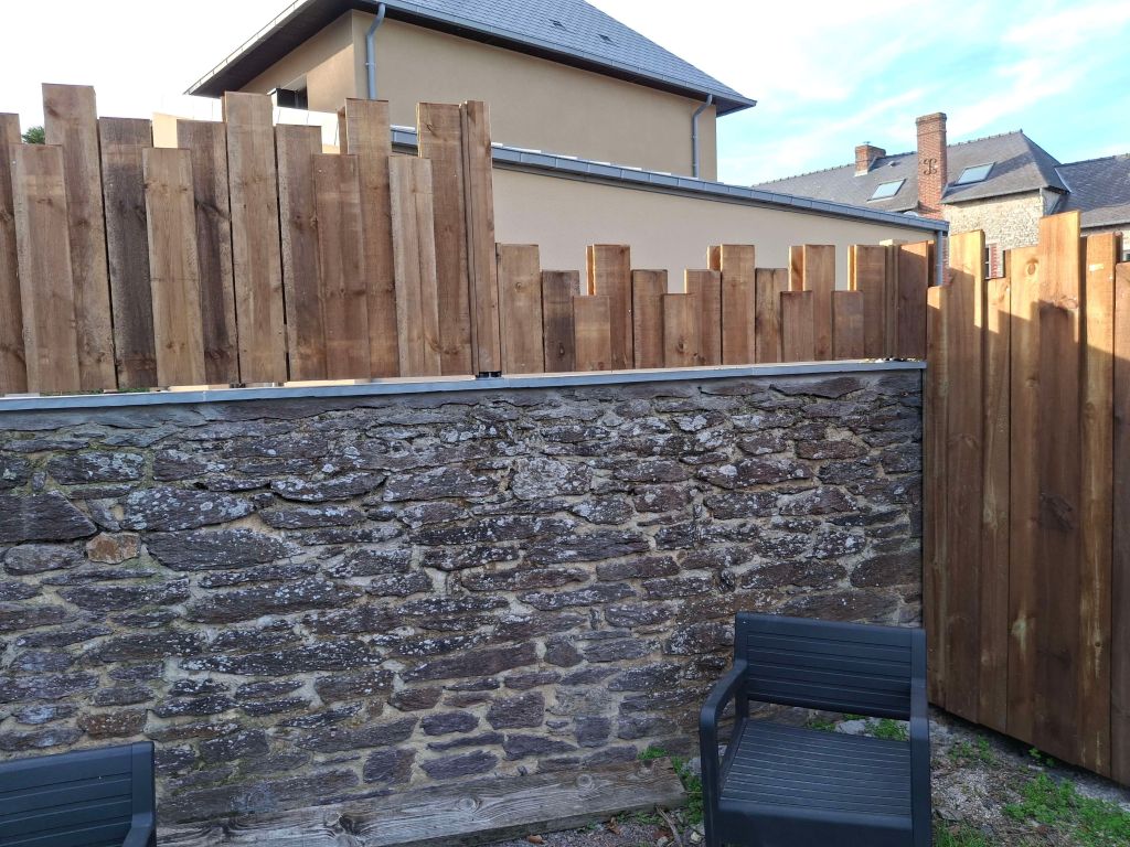 Clôture sur muret avec ardoises