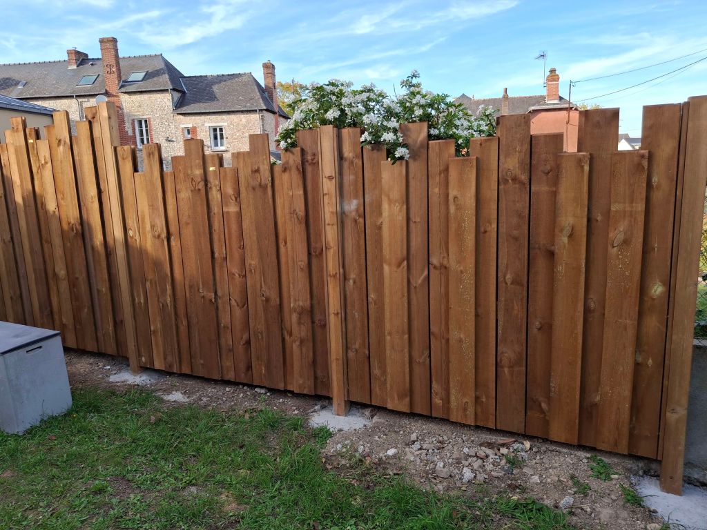 Clôture en lames de bois en quinconce