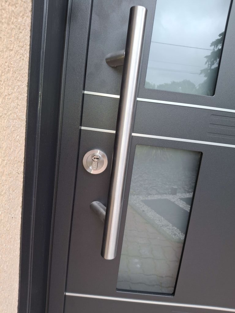 Porte d'entrée avec vitrage triple épaisseur anti effraction