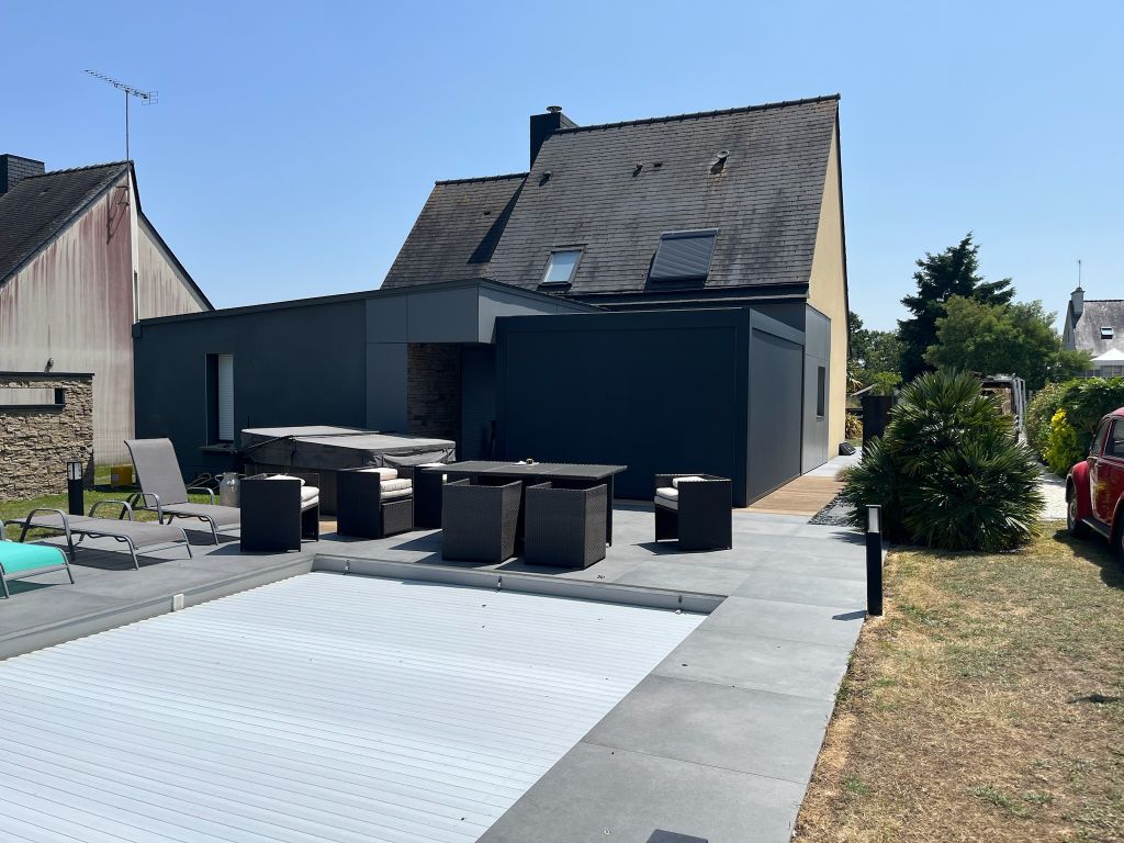 Pergola bioclimatique en alu installée sur une terrasse