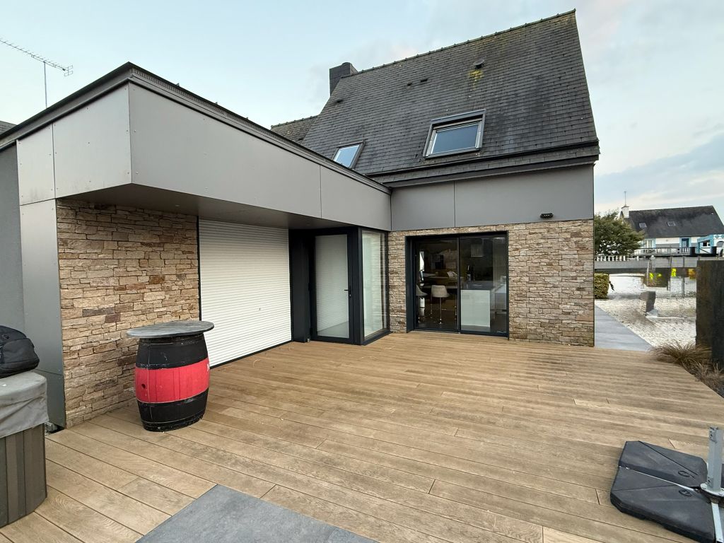 Maison avec terrasse en bois à côté de Rennes