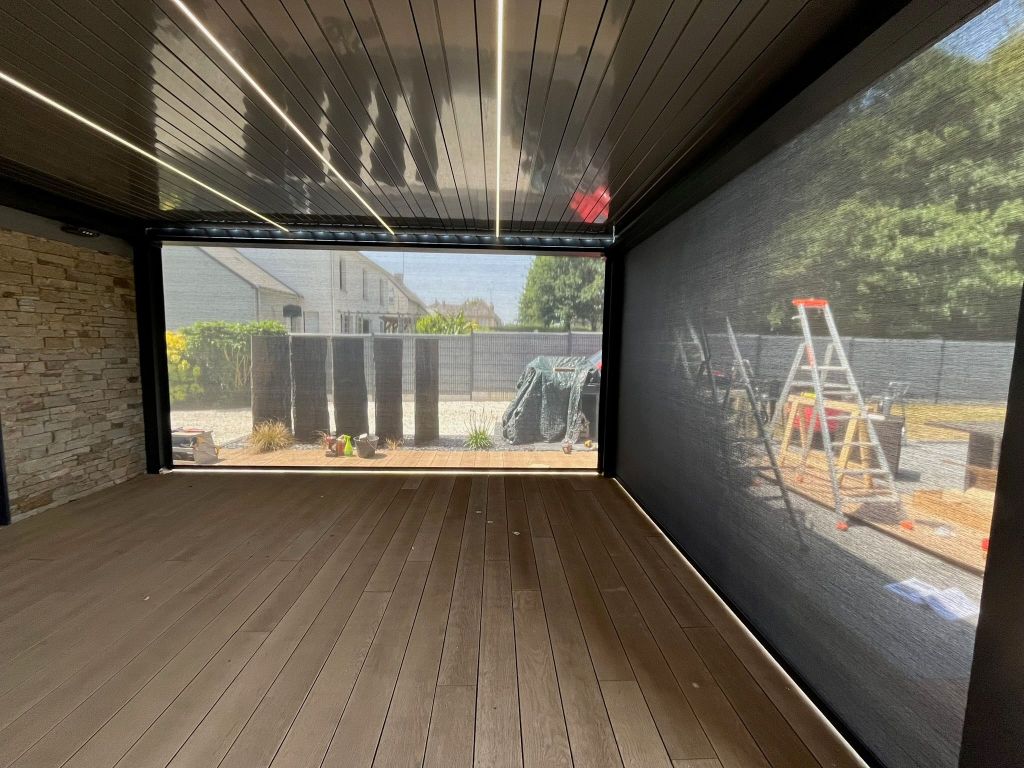 Store microperforé d'une pergola bioclimatique en aluminium