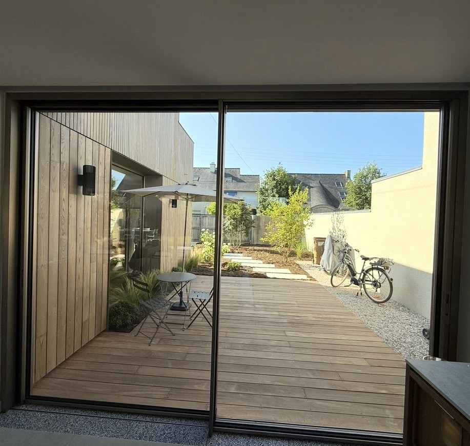 Baie vitrée coulissante en aluminium avec terrasse en bois