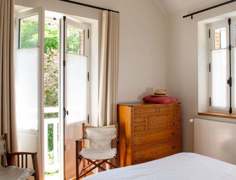 Chambre avec fenêtre et porte fenêtre en bois blanc