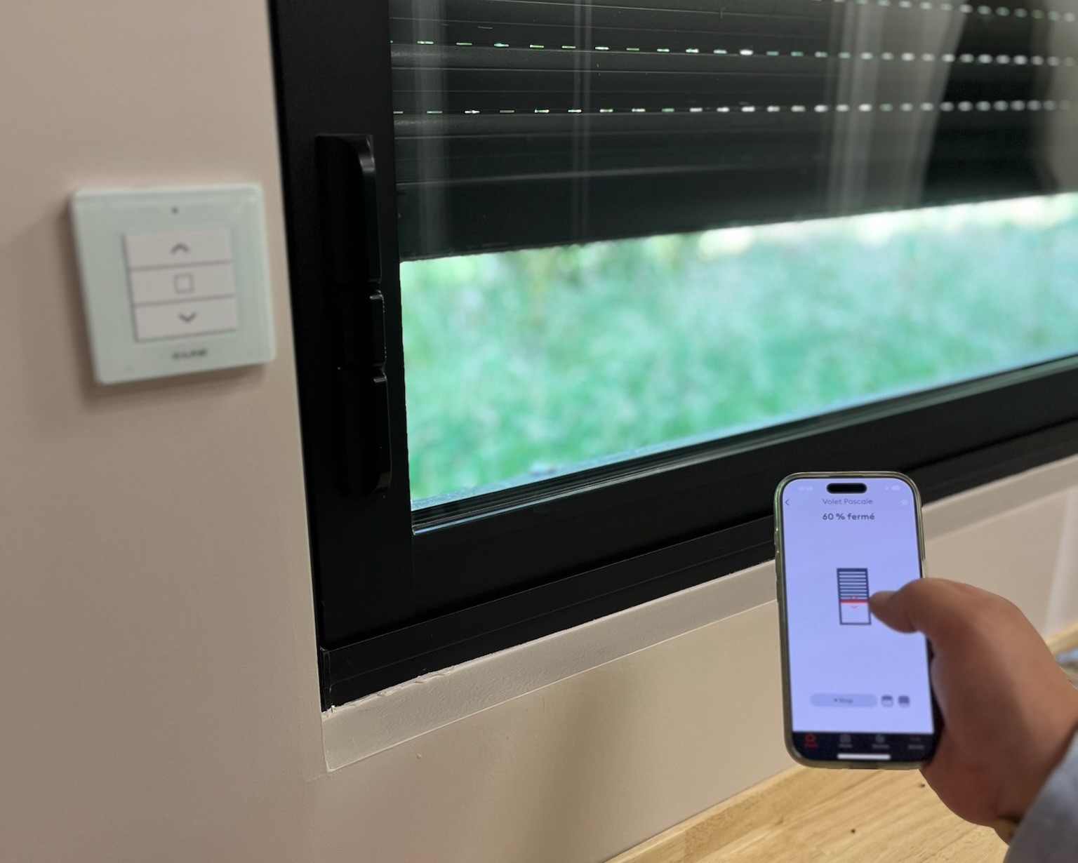 Fermeture de volets à distance grâce à une application mobile domotique