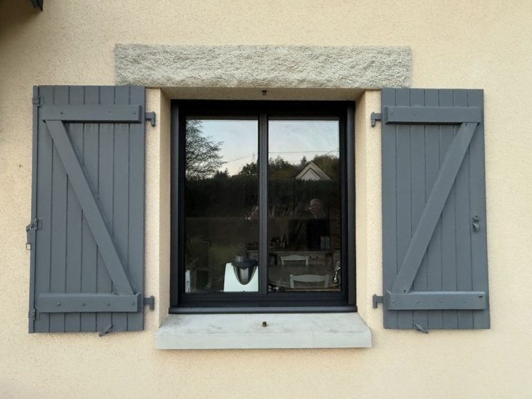 Fenêtre en alu avec volets gris