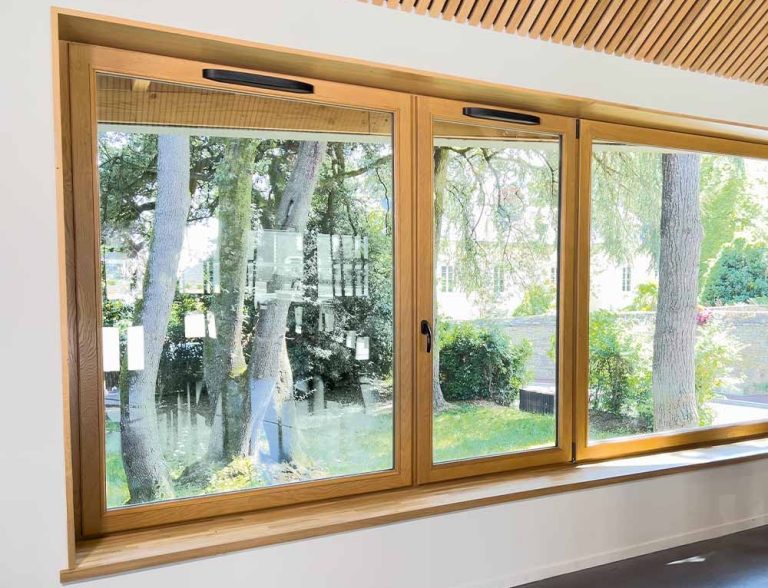 Grandes fenêtres en bois