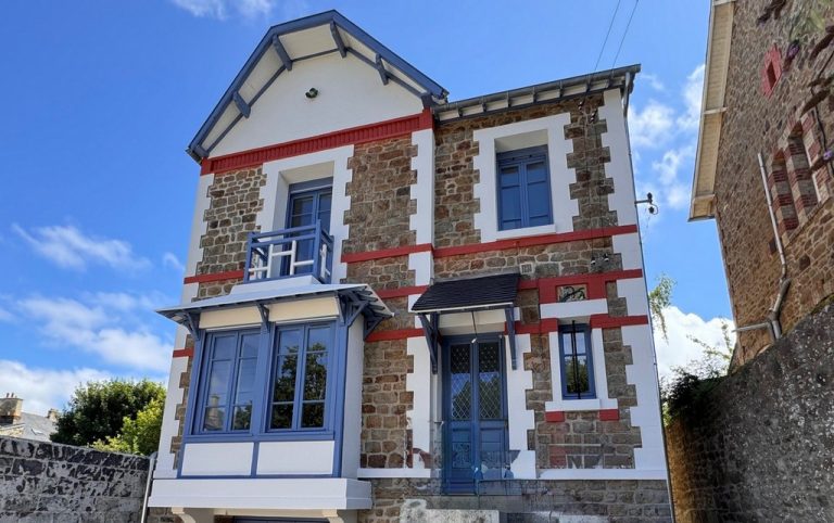 Maison avec fenêtres en bois bleues