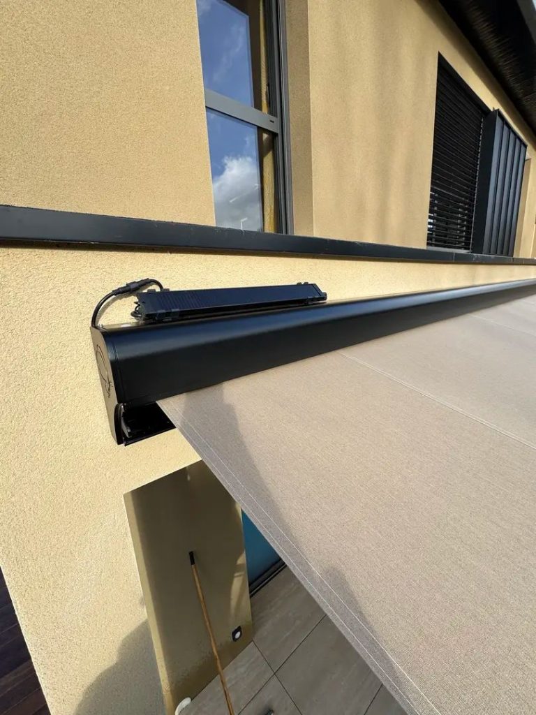 Panneau photovoltaïque pour store banne