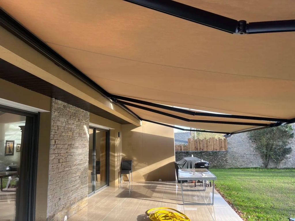 Store banne ouvert avec bras métallique