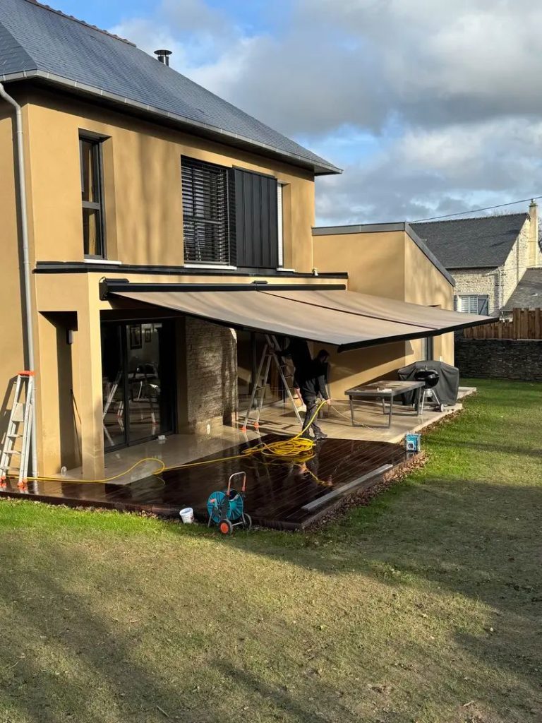 Store banne motorisé avec énergie solaire