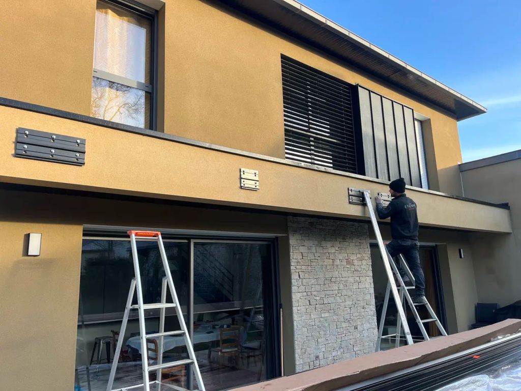 Fixations d'un store banne sur une terrasse