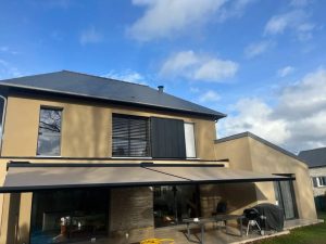 Store banne solaire sur une terrasse