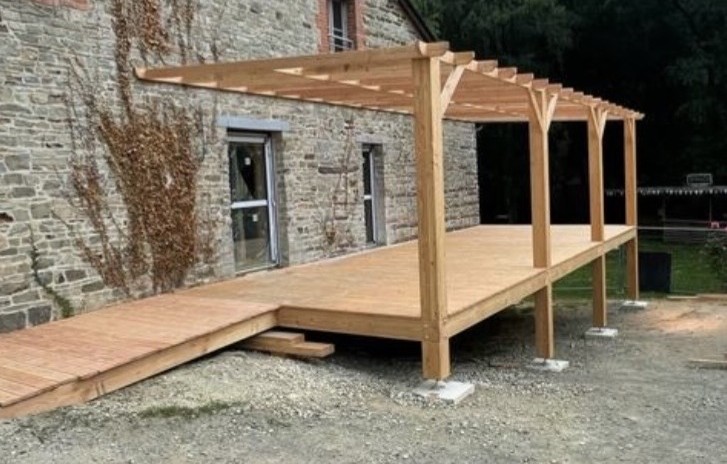 Installation d'une terrasse en bois sur pilotis