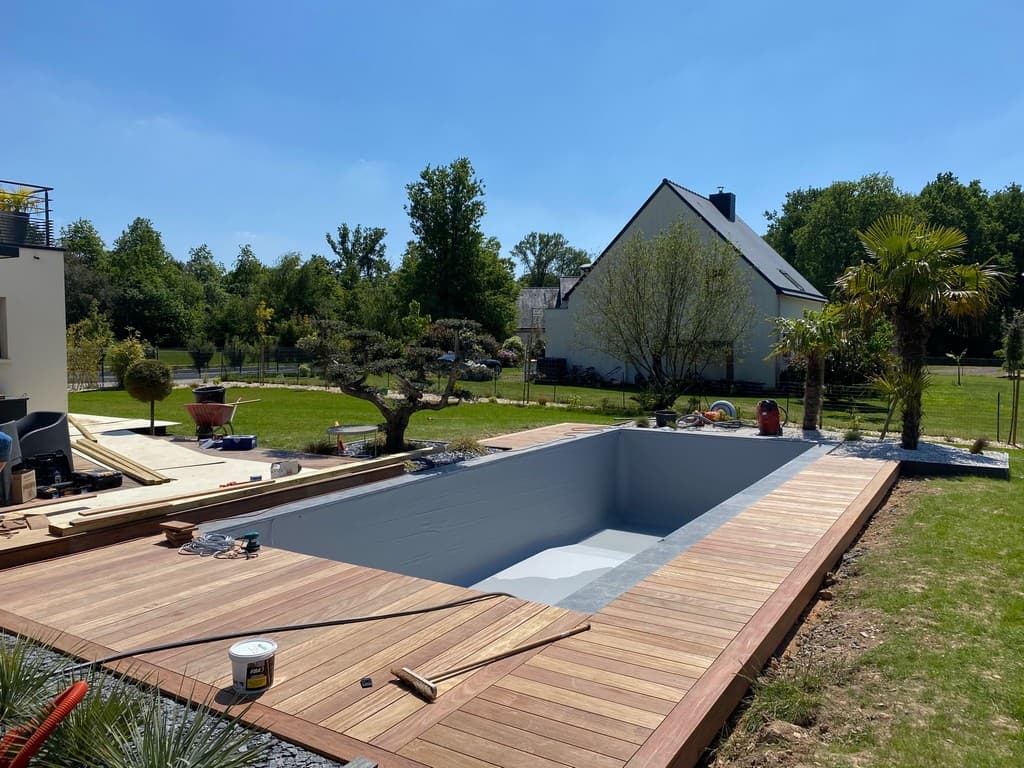 Terrasse autour d'une piscine
