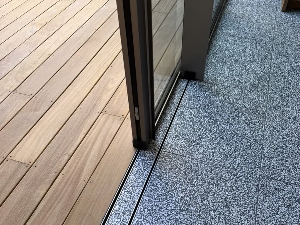 Terrasse avec baie vitrée