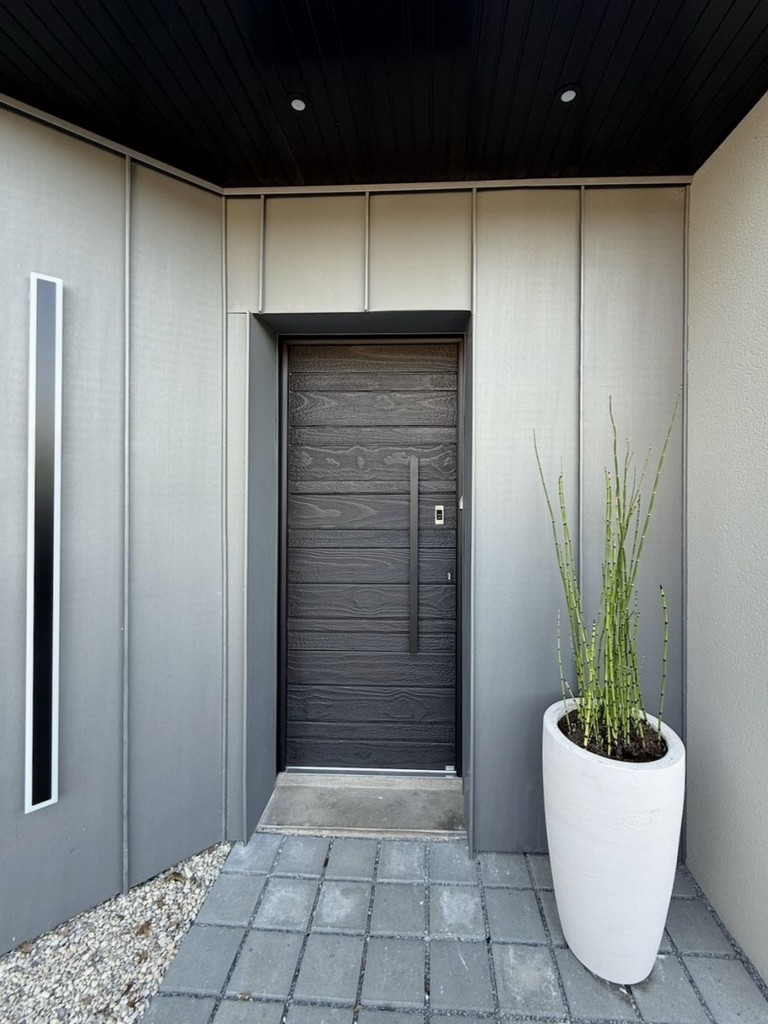 Porte d'entrée en bois fumé avec serrure digitale