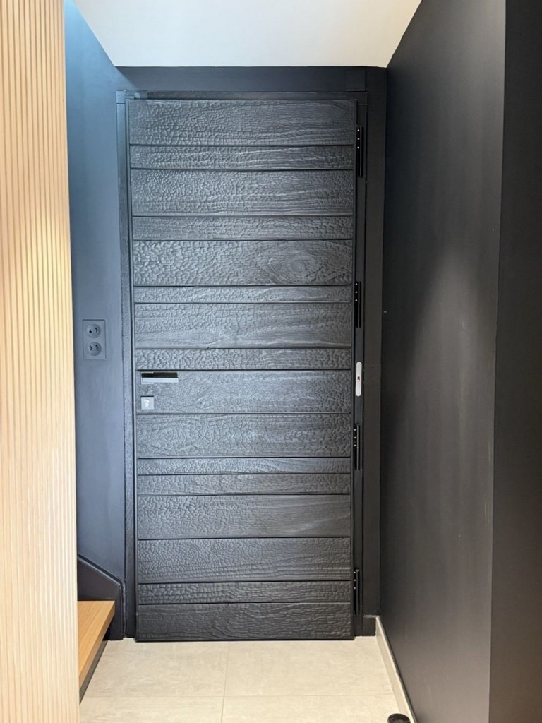 Porte d'entrée moderne en bois connectée domotique