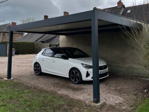 Carport en aluminium abritant une voiture