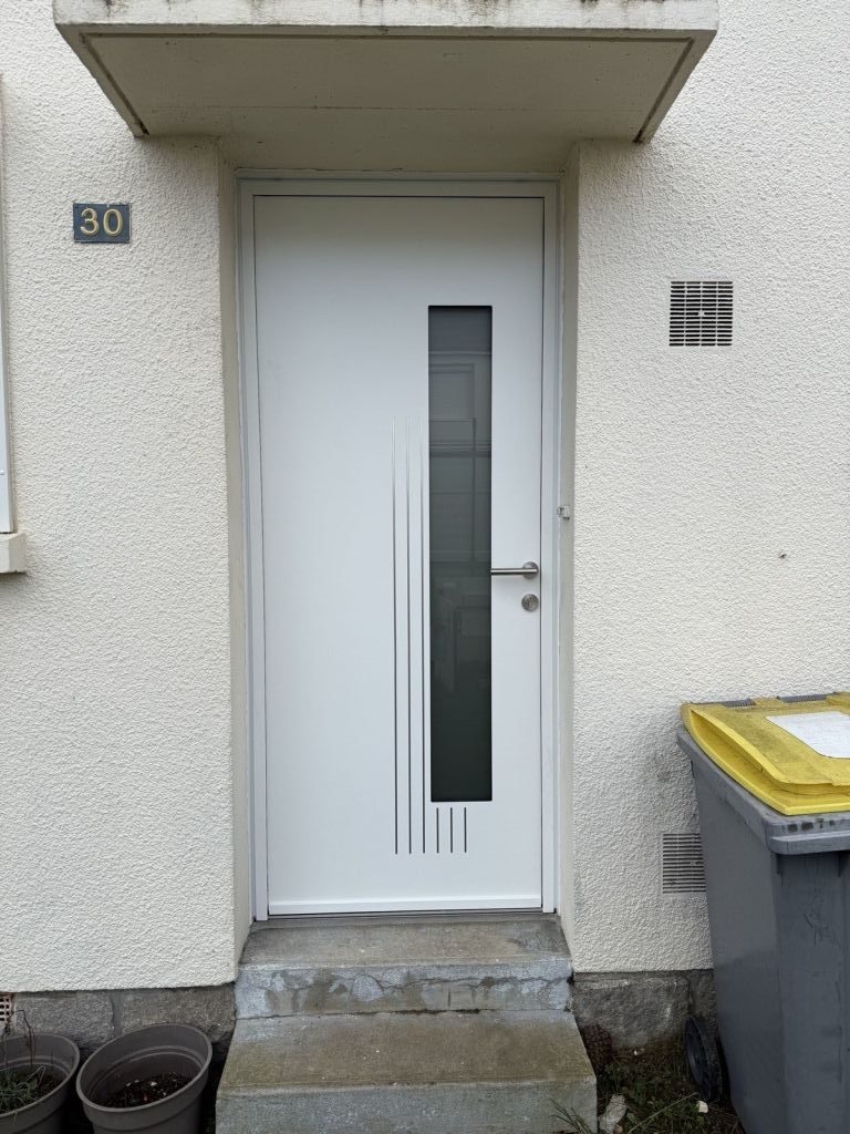 Nouvelle porte en aluminium avec triple vitrage à Janzé