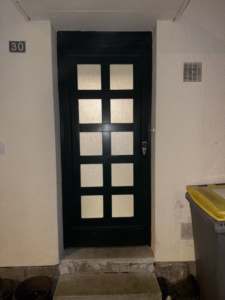 Ancienne porte en bois avec carreaux vitrés