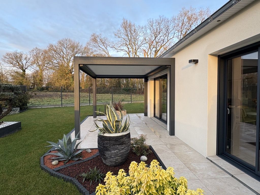 Pergola en aluminium installée par Etienne Menuiseries à Guichen
