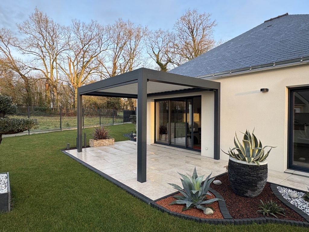 Pergola bioclimatique en aluminium sur une terrasse carrelée