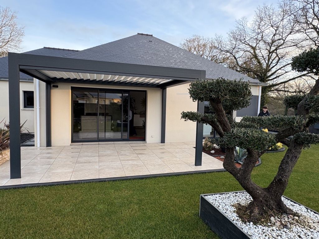 Pergola en alu avec lames orientables et stores ZIP
