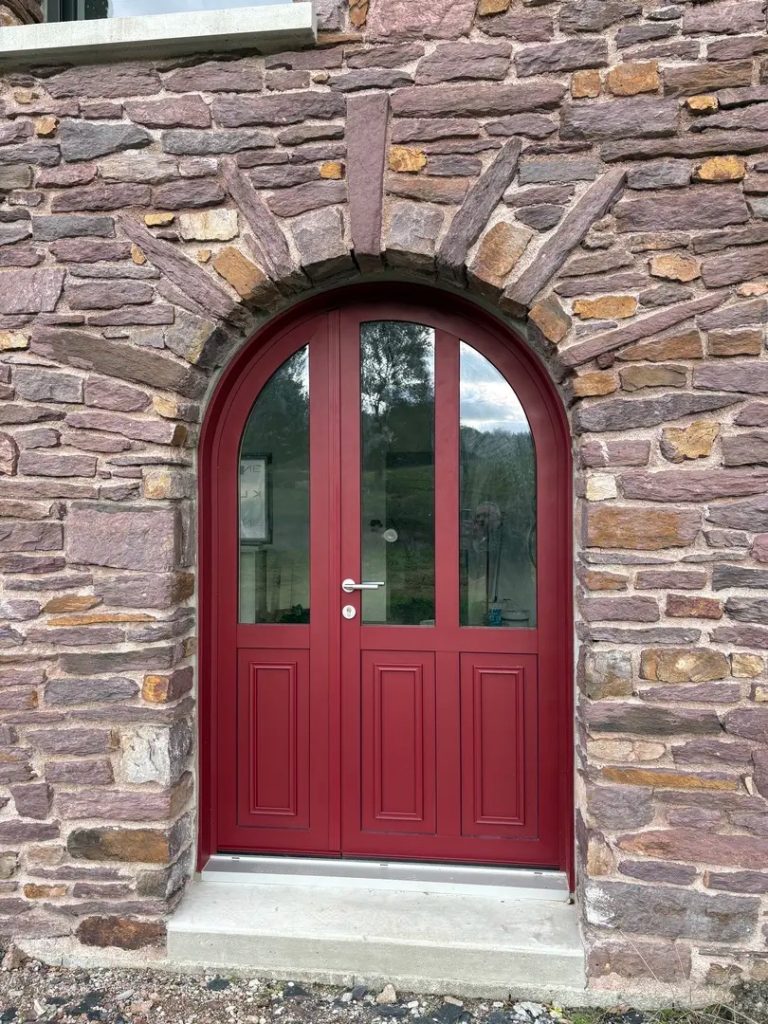 Porte d'entrée mixte sur mesure aluminium rouge avec vitrage
