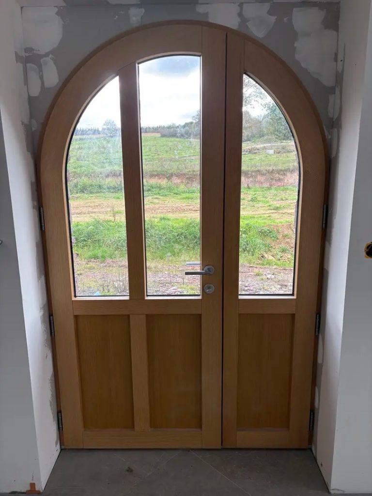 Porte d'entrée cintrée mixte intérieur bois avec vitrage