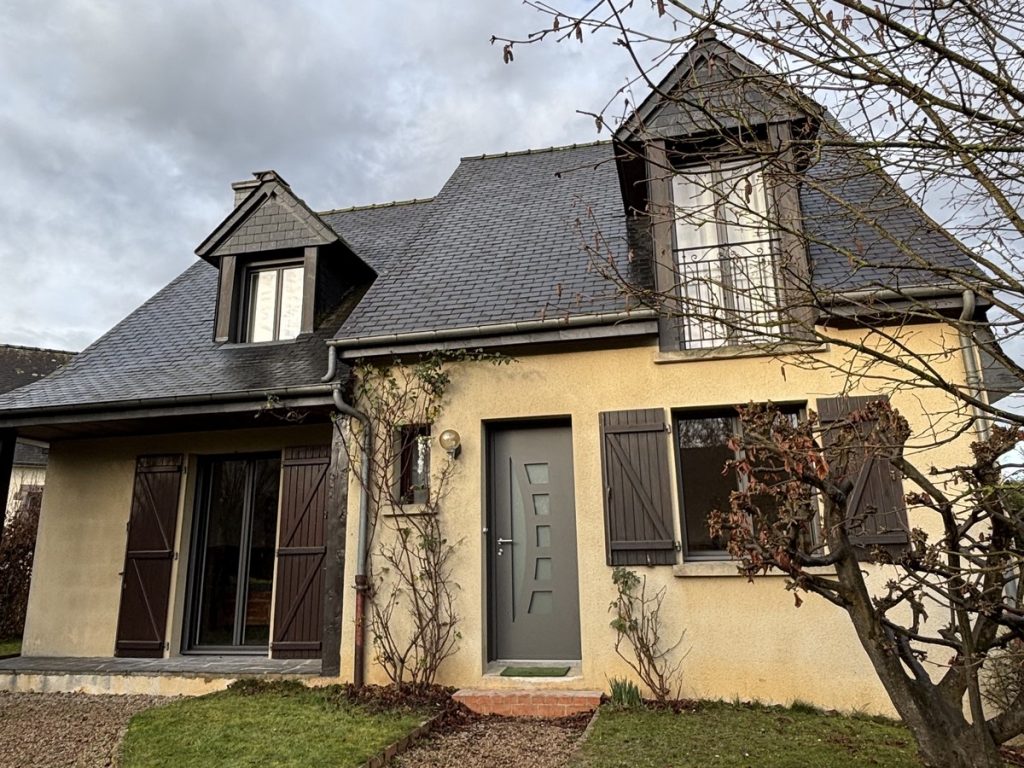 Maison avec porte d'entrée et fenêtres rénovées par Etienne Menuiseries à Rennes