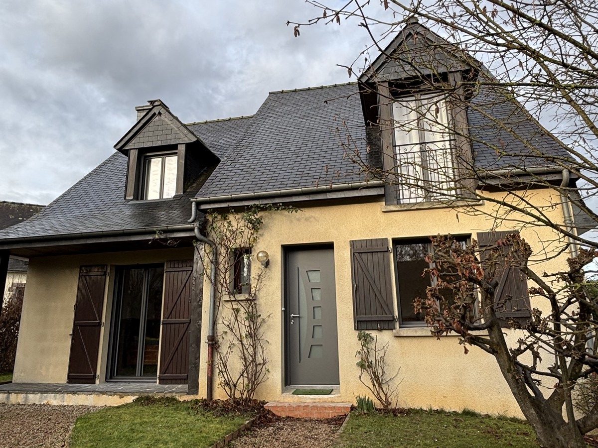 Maison avec porte d'entrée et fenêtres rénovées par Etienne Menuiseries à Rennes