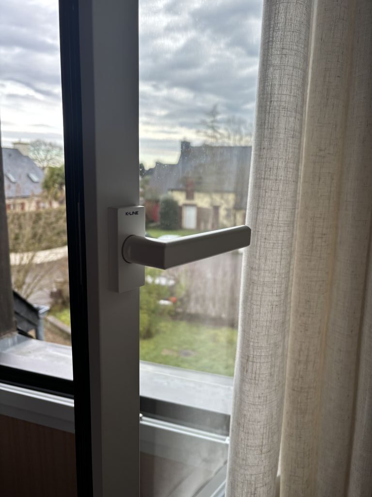 Pose d'une fenêtre en aluminium fabrication française