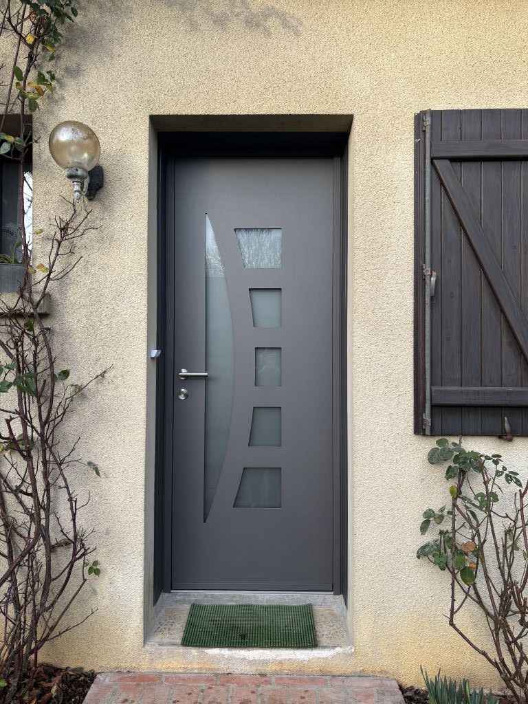 Porte d'entrée en aluminium gris anthracite avec vitrage