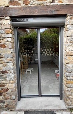 Porte-fenêtre en aluminium sur une longère bretonne