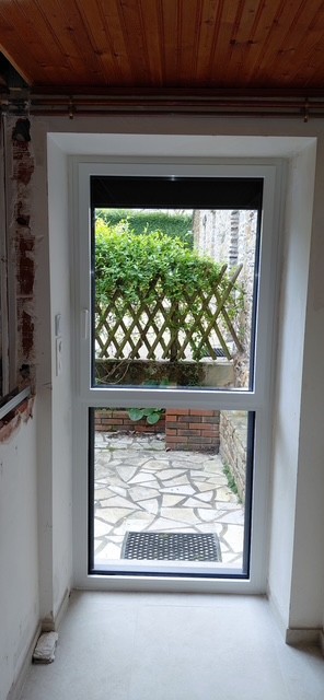 Installation d'une porte vitrée en aluminium 